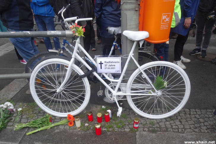 Ghost Bike als Mahnmal für die getötete Radfahrerin