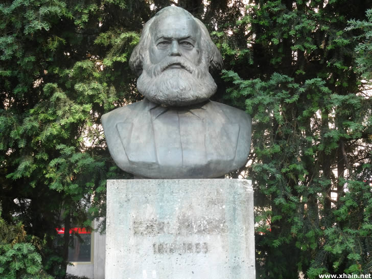Karl-Marx-Denkmal ohne Buchstaben und Jahreszahlen Karl-Marx-Denkmal ohne Buchstaben und Jahreszahlen