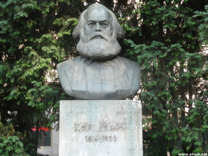 Karl-Marx-Denkmal ohne Buchstaben und Jahreszahlen