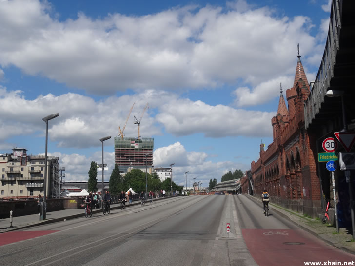 Oberbaumbrücke, Blickrichtung Friedrichshain / Amazon-Tower.