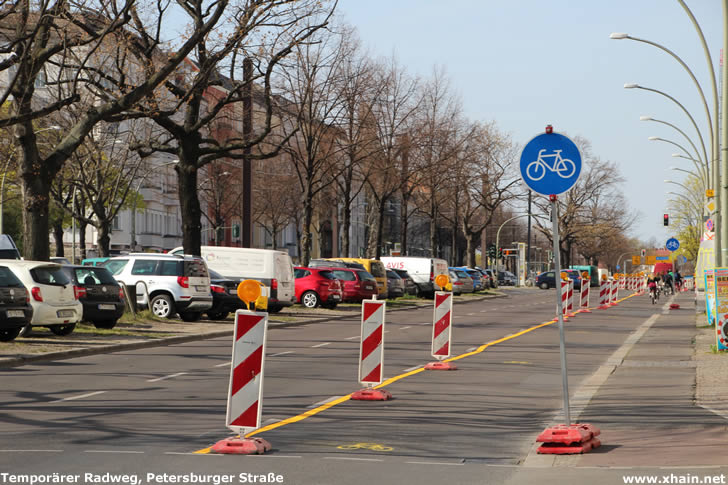 Temporärer Radweg auf der Petersburger Straße Temporärer Radweg auf der Petersburger Straße