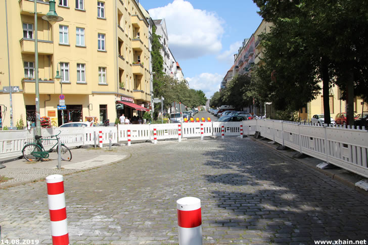 Durchfahrtssperre im Samariterkiez (Samariterstraße / Ecke Bänschstraße)