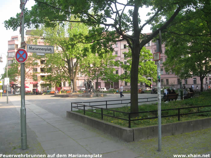 Feuerwehrbrunnen auf dem Marianenplatz Feuerwehrbrunnen auf dem Marianenplatz