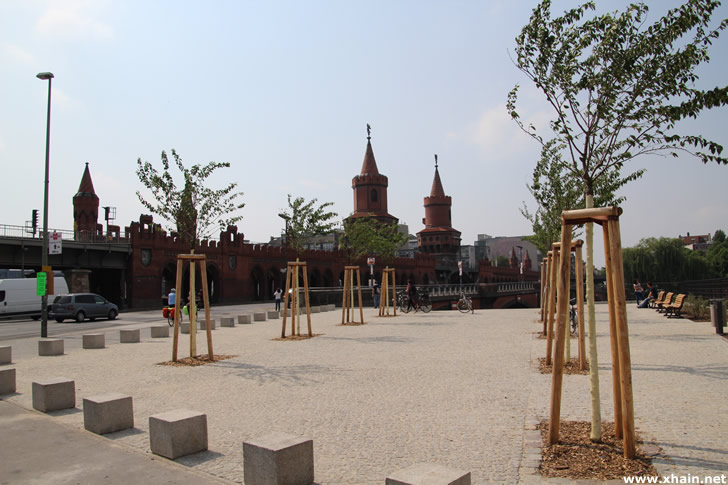 „Grünes Tor“ zwischen Oberbaumbrücke und East Side Gallery