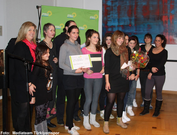 Das Frauenteam von Türkiyemspor Berlin im Abgeordnetenhaus bei der Verleihung des Hatun Sürücü Preises Preiverleihung Hatun Sürücü Preise