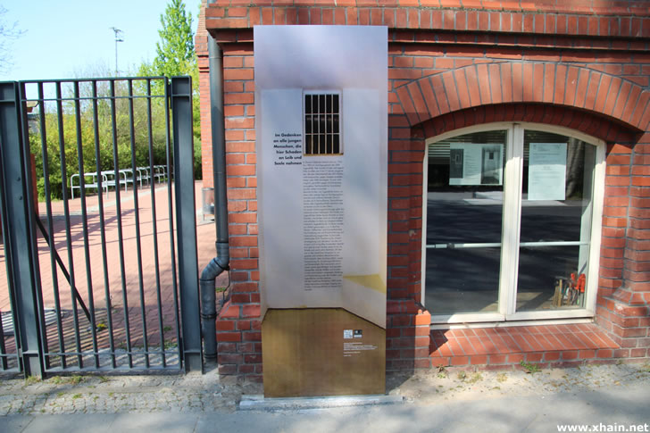 Informationstafel zum Durchgangsheim Alt-Stralau Informationstafel zum Durchgangsheim Alt-Stralau