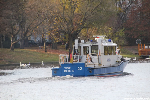 Polizeiboot „Spree" der Wasserschutzpolizei Berlin auf der Suche nach toten Schwänen im Landwehrkanal nähe Baerwaldbrücke