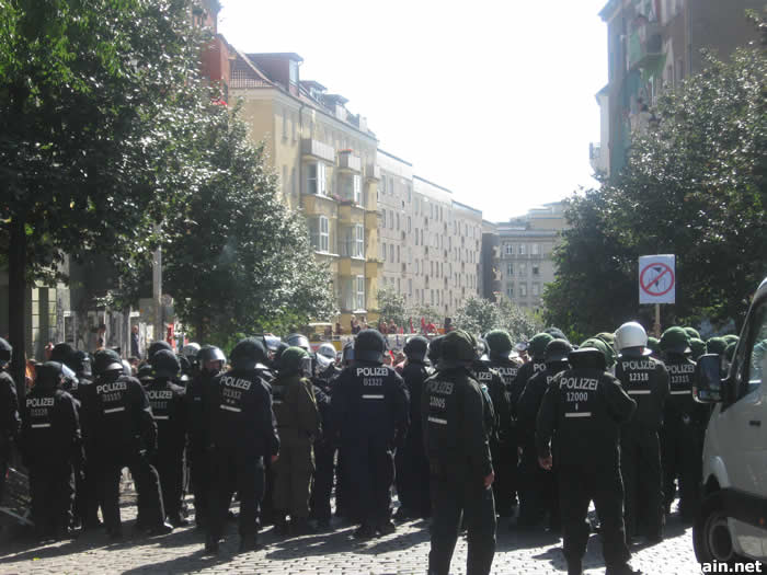 Gegendemonstranten in der Liebigstraße Gegendemonstranten in der Liebigstraße
