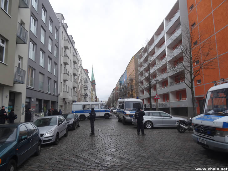 Straßensperrung in der Rigaer Straße Ecke Zellestraße