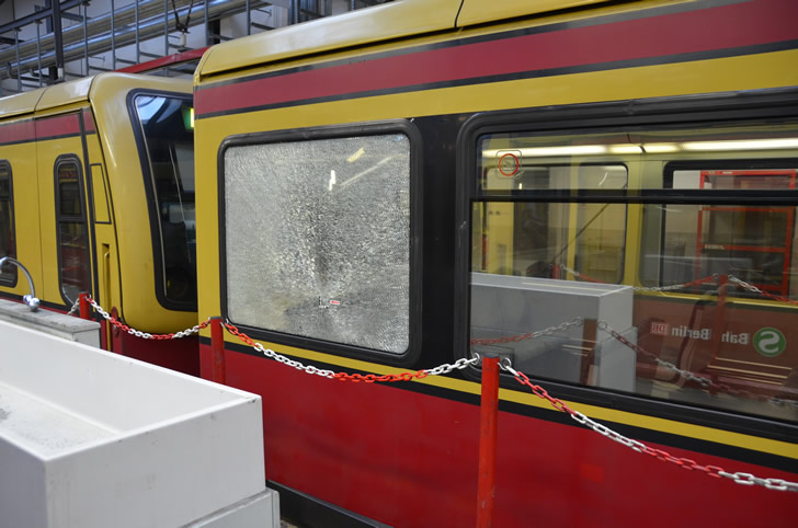 Unbekannte mehrere Scheiben einer S-Bahn Unbekannte mehrere Scheiben einer S-Bahn